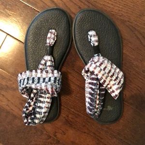 Size 7.5 Sanuk wrap around sandals